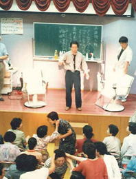 1983年　創業者・中川四郎による技術指導風景 イメージ画像